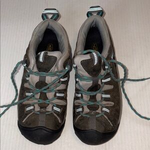 Keen Dry hiking shoes size 6 - runs 1/2 size small